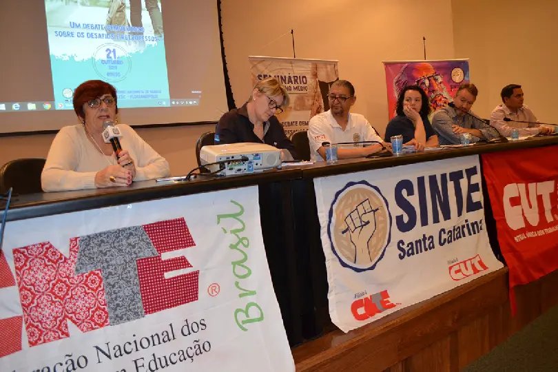 Professores buscam por imuniza&ccedil;&atilde;o contra a Covid-19