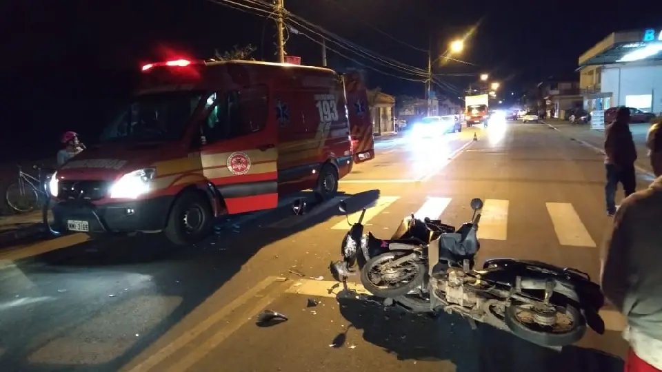 Colis&atilde;o na rua S&atilde;o Pedro envolve duas motos