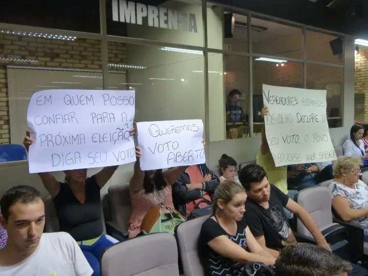 Voto secreto e bate boca na plateia