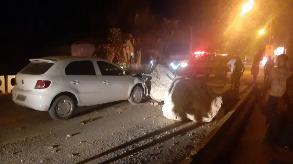 Motorista bate contra pedra e foge do local, em Brusque