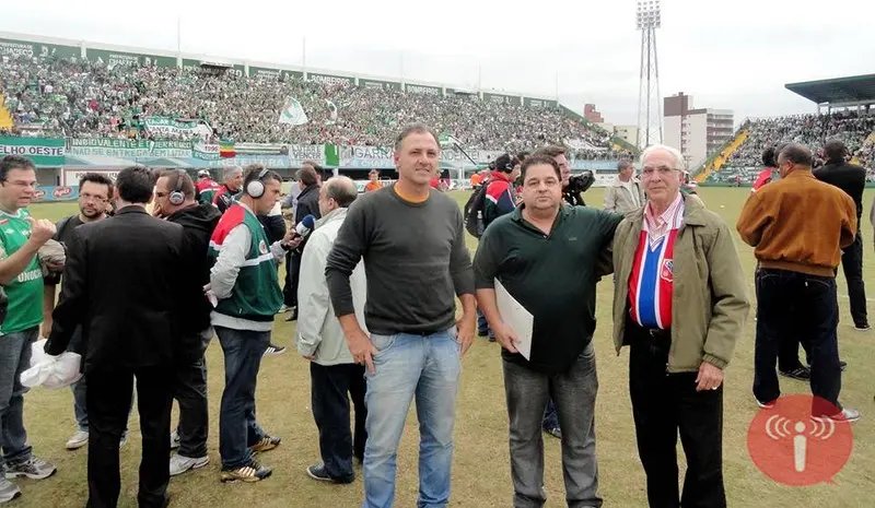 Troféu comemorativo é entregue ao Criciúma