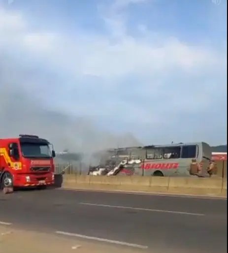 (V&iacute;deo) &Ocirc;nibus sofre inc&ecirc;ndio na rodovia Ant&ocirc;nio Heil