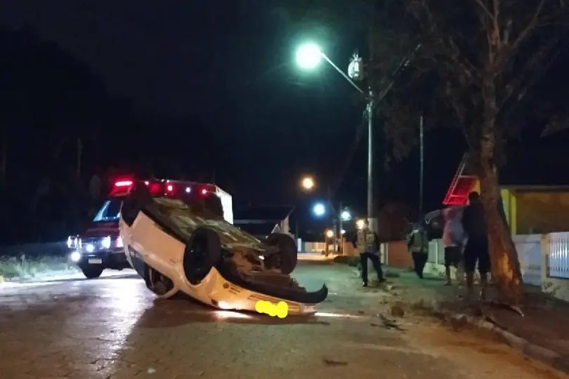 Motorista capota ve&iacute;culo na Pomer&acirc;nia
