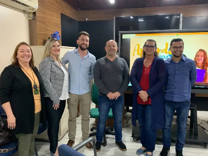 Brusque recebe comitivas para apresentar sobre uso da tecnologia na educa&ccedil;&atilde;o  