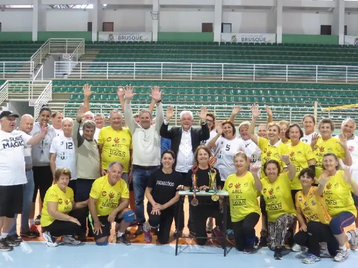 Prefeitura recebe troféus conquistados por atletas do vôlei adaptado nos Jasti