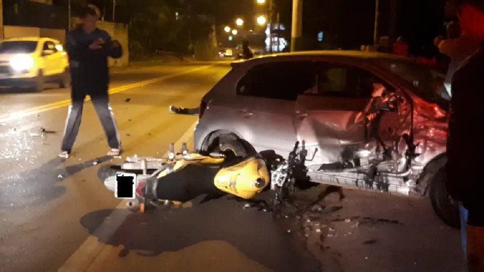 Motociclista &eacute; conduzido ao hospital ap&oacute;s se envolver em acidente