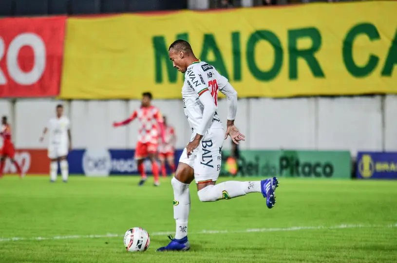 Brusque anuncia sa&iacute;da de dois jogadores 