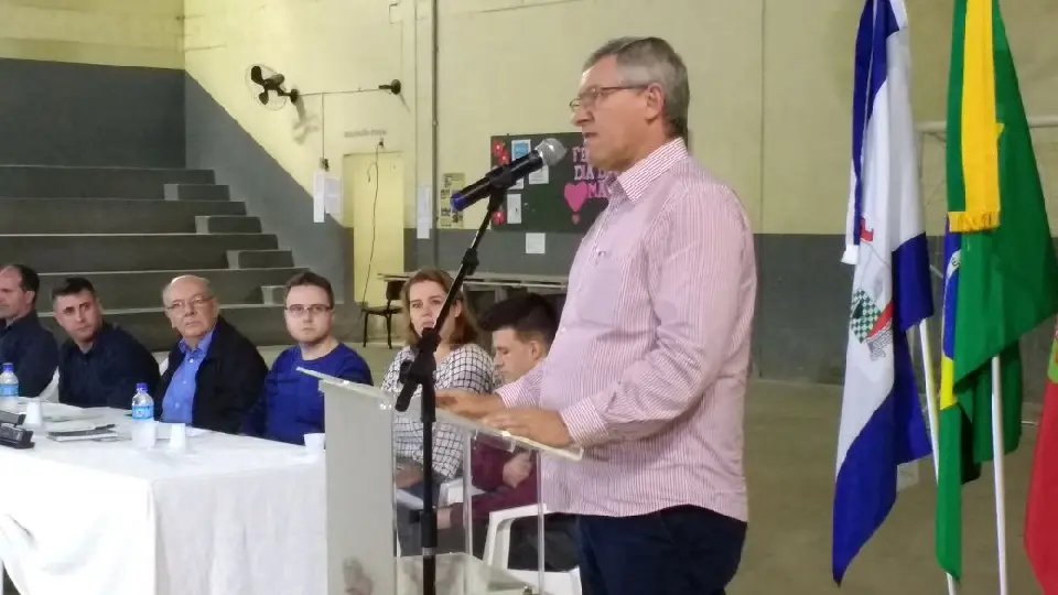 Prefeito culpa legislação, órgãos fiscalizadores e diz que secretário fica