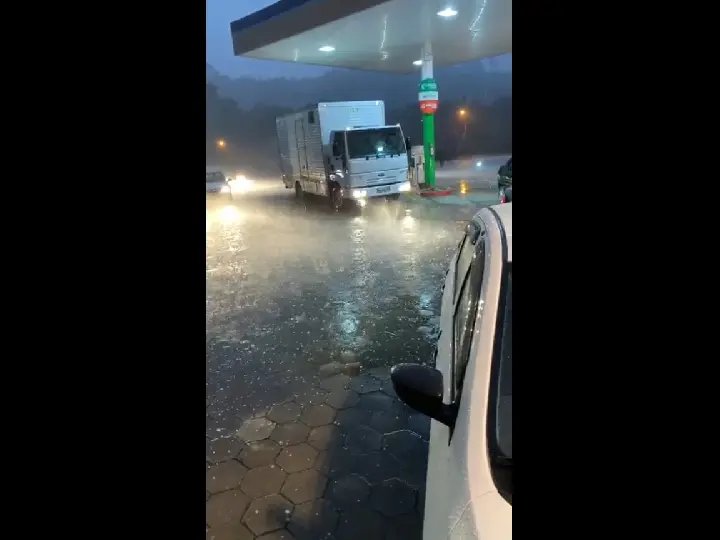 Temporal com granizo assusta motoristas que transitavam na SC-108