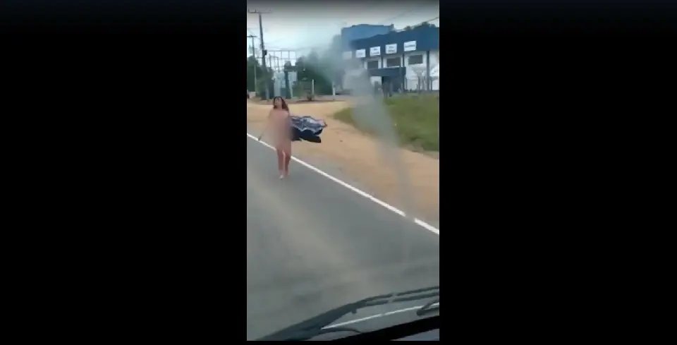 V&Iacute;DEO: Mulher faz "desfile" pelada nas ruas de Timb&oacute;