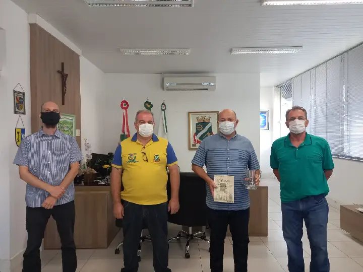 Diretoria do Ca&ccedil;a e Tiro Ara&uacute;jo Brusque se re&uacute;ne com Ari Vequi para tratar dos 155 anos da entidade