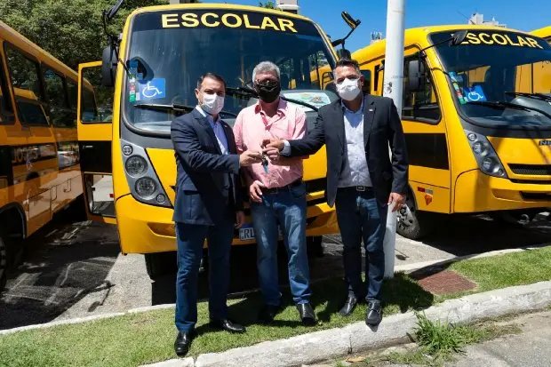  Governo de SC entrega 28 &ocirc;nibus do transporte escolar em todo o estado