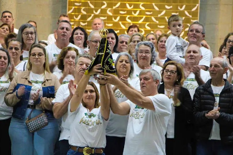 Missa acolhe peregrinos e a r&eacute;plica da imagem de Nossa Senhora Aparecida