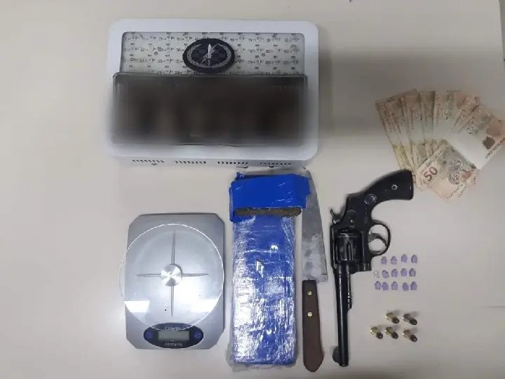 Pol&iacute;cia Militar apreende drogas, arma e muni&ccedil;&otilde;es no Dom Joaquim