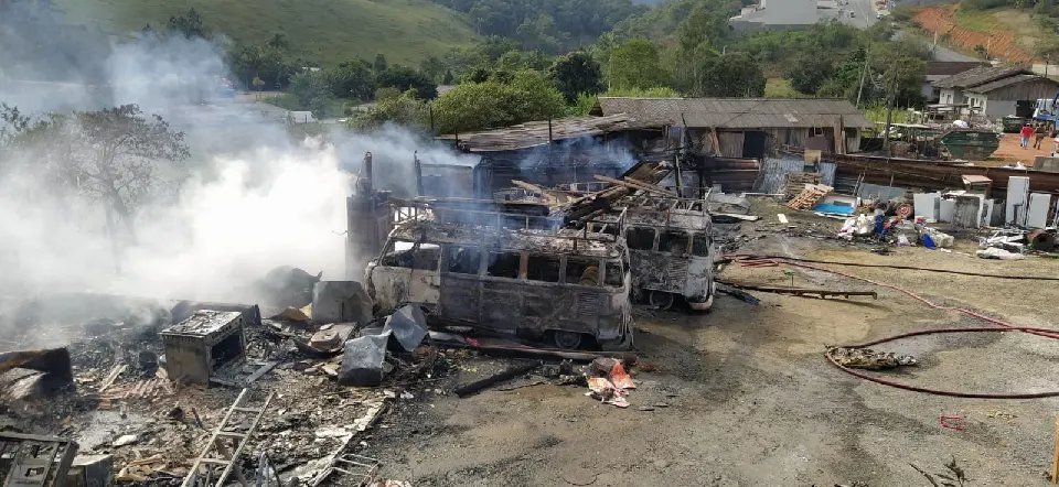 Em Blumenau, corpo &eacute; encontrado ap&oacute;s inc&ecirc;ndio em resid&ecirc;ncia