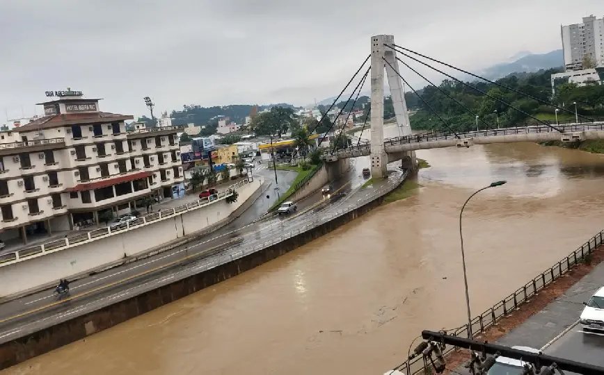 Defesa Civil de Brusque alerta que rio Itaja&iacute;-Mirim pode sair da calha
