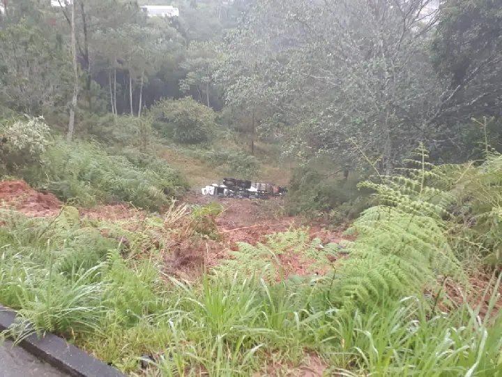 Caminh&atilde;o cai em ribanceira no Primeiro de Maio