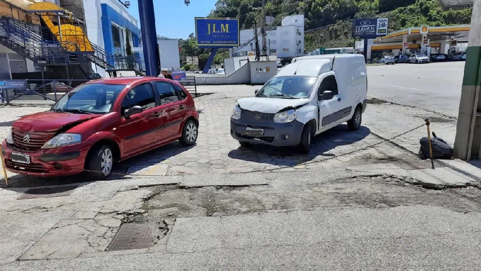 Tr&ecirc;s carros colidem na Rodovia Antonio Heil, em Brusque