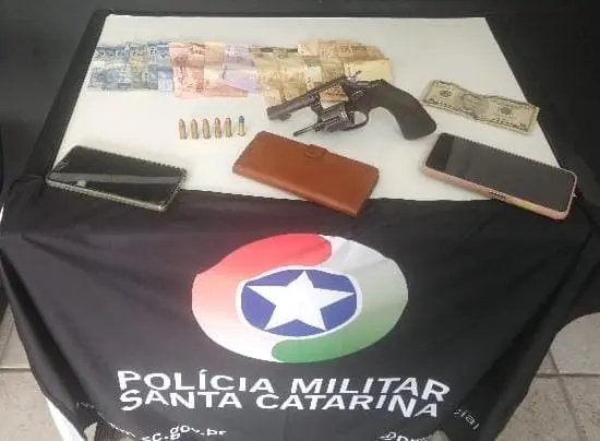 Ap&oacute;s persegui&ccedil;&atilde;o, quatro s&atilde;o detidos por roubo a com&eacute;rcio do Santa Terezinha