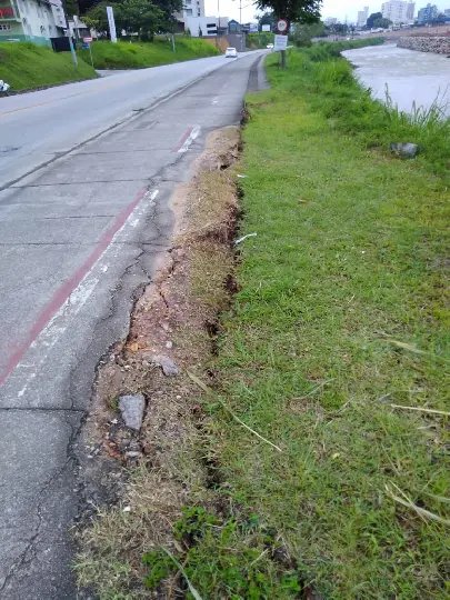 Trecho entre margem do rio e a cal&ccedil;ada est&aacute; cedendo na beira rio