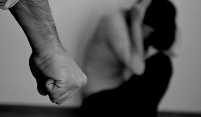 Homem &eacute; preso ap&oacute;s agredir esposa enquanto ela amamentava beb&ecirc;, em Indaial