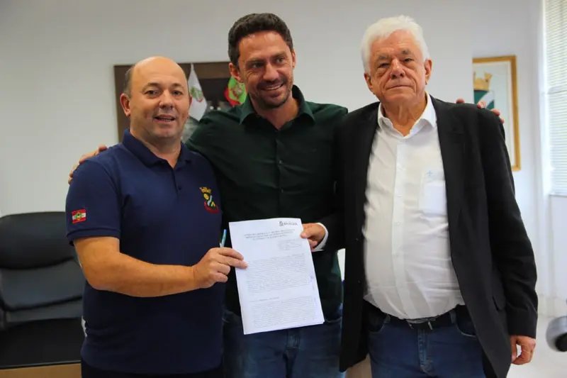 Prefeitura assina contrato de concess&atilde;o com o Autom&oacute;vel Kart Clube