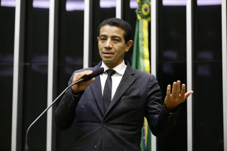 Projeto pro&iacute;be alimentos com formato de &oacute;rg&atilde;o sexual