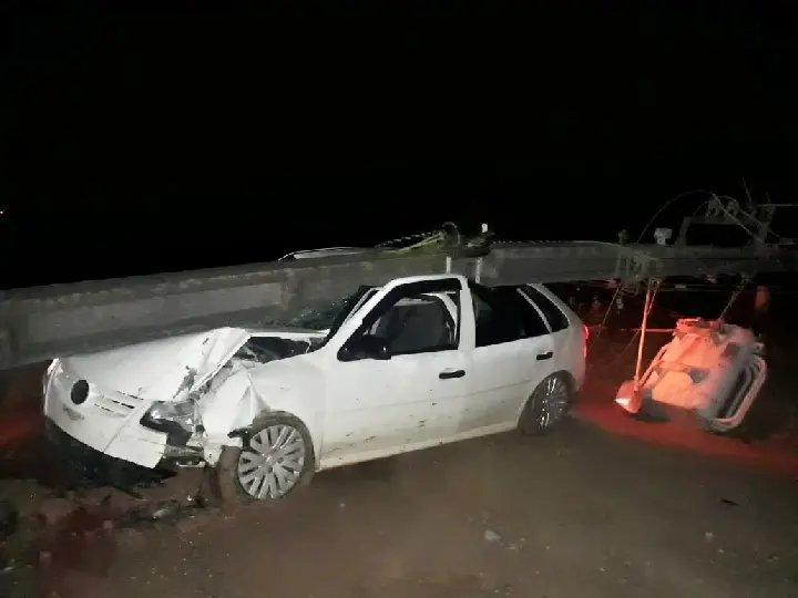 Motorista perde controle da dire&ccedil;&atilde;o e derruba poste de alta tens&atilde;o