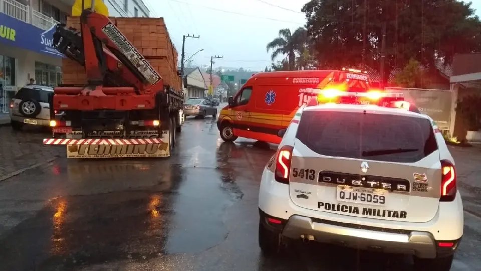Piloto fica ferido ao bater mobilete na traseira de caminh&atilde;o