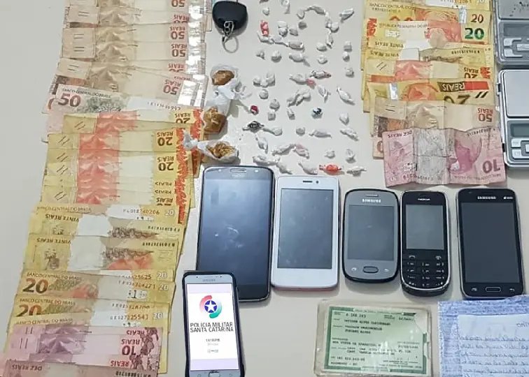 PM prende tr&ecirc;s no bairro Guarani por tr&aacute;fico de drogas