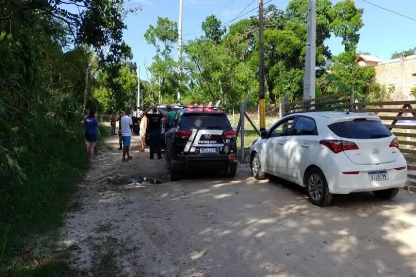 Corpo com p&eacute;s e m&atilde;os amarrados &eacute; encontrado pela PM
