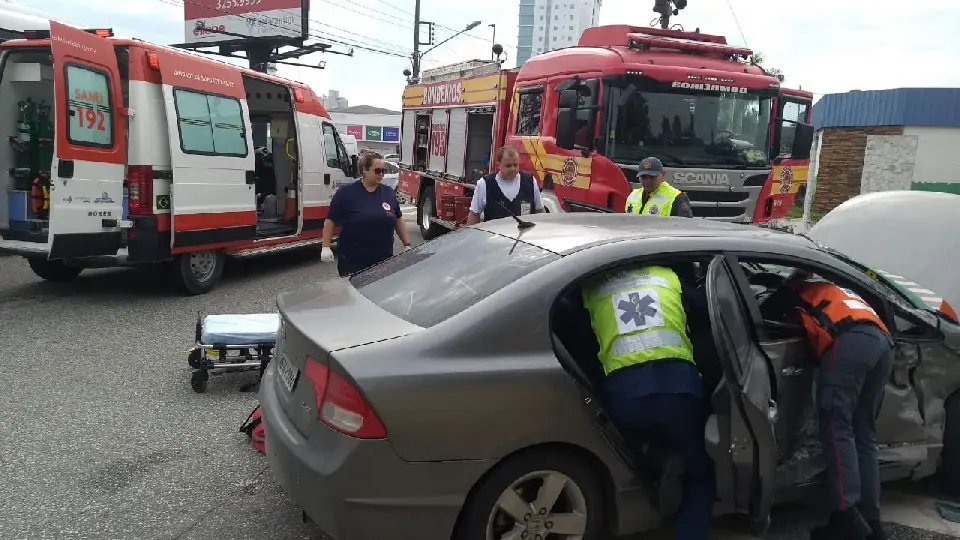 Mulher fica ferida ap&oacute;s acidente envolvendo autom&oacute;vel e &ocirc;nibus