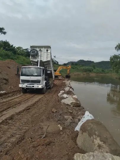 Secretaria de Obras realiza limpeza e manuten&ccedil;&otilde;es nos bairros