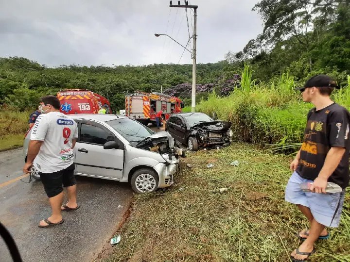 Quatro pessoas s&atilde;o encaminhadas ao hospital ap&oacute;s acidente 