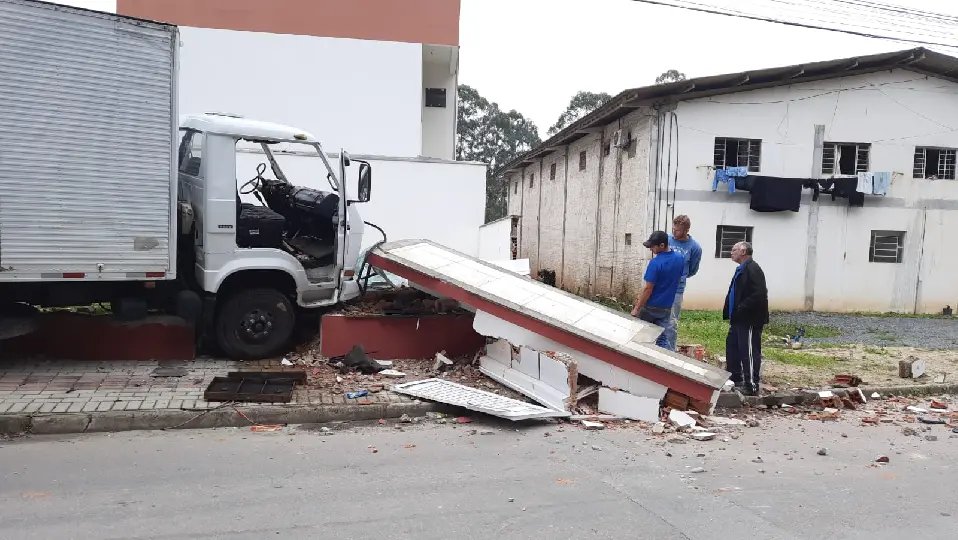 (V&iacute;deo) Caminh&atilde;o perde freio e colide contra muro, no bairro Souza Cruz