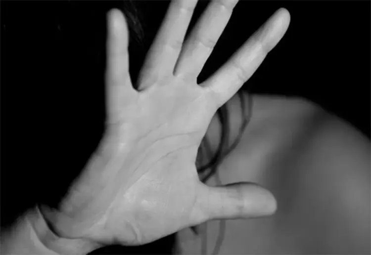 Ex-companheiro tenta matar a mulher a golpes de faca