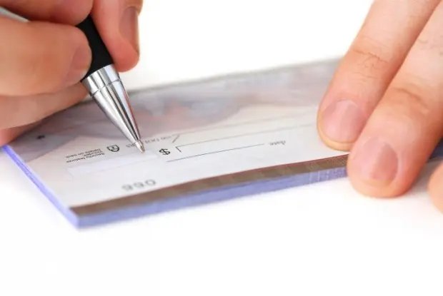 Talão de cheques é furtado de veículo estacionado