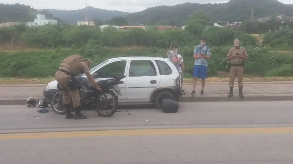 Colis&atilde;o entre carro e moto causa congestionamentos na Beira Rio