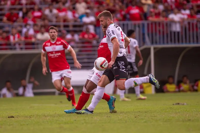 Brusque n&atilde;o aguenta press&atilde;o  e cede empate para o CRB no finalzinho