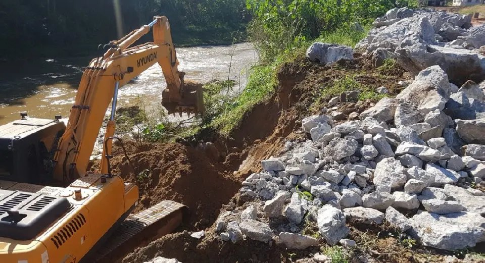 Ladr&otilde;es furtam baterias de m&aacute;quinas escavadeiras