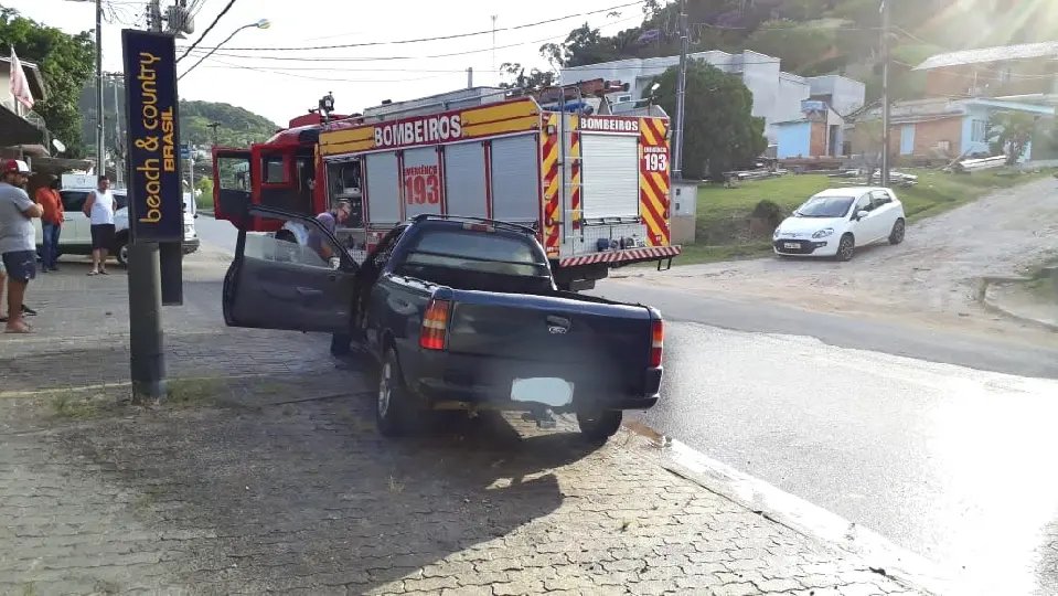 Inc&ecirc;ndio em ve&iacute;culo mobiliza populares e Corpo de Bombeiros em Brusque