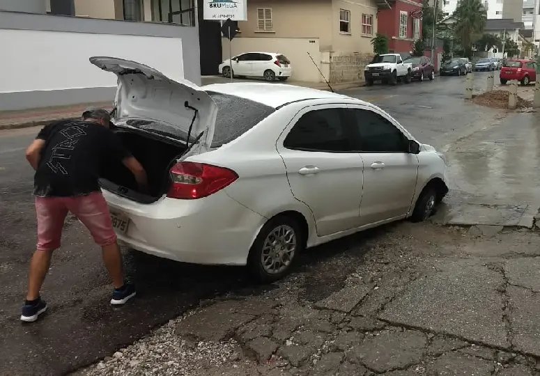 Bueiro na rua Herc&iacute;lio Luz continua causando preju&iacute;zo