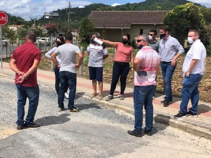 Vereadores e secret&aacute;rios acompanham vistoria em obras no Guabiruba Sul
