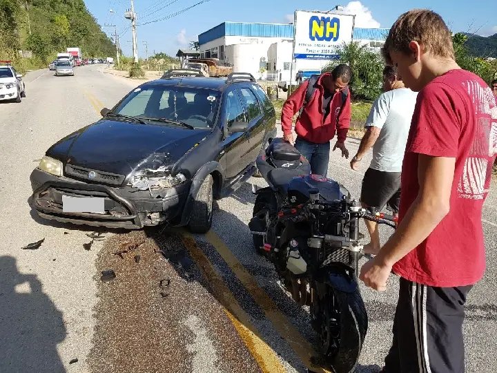 Carro e moto ficam danificados após colisão
