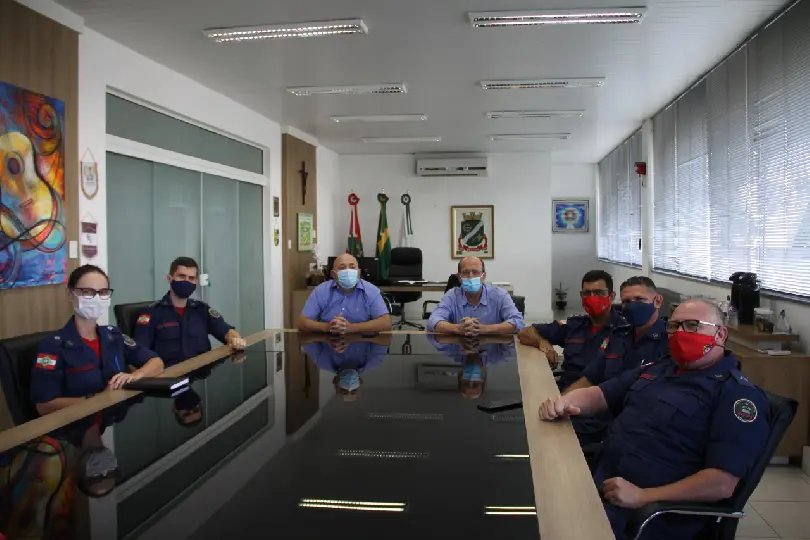 Prefeito Ari Vequi recebe visita do comando do 3&deg; Batalh&atilde;o de Bombeiros Militar