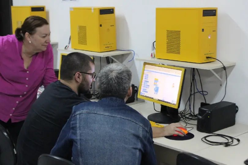 Professores participam de oficina de introdu&ccedil;&atilde;o &agrave; rob&oacute;tica educativa