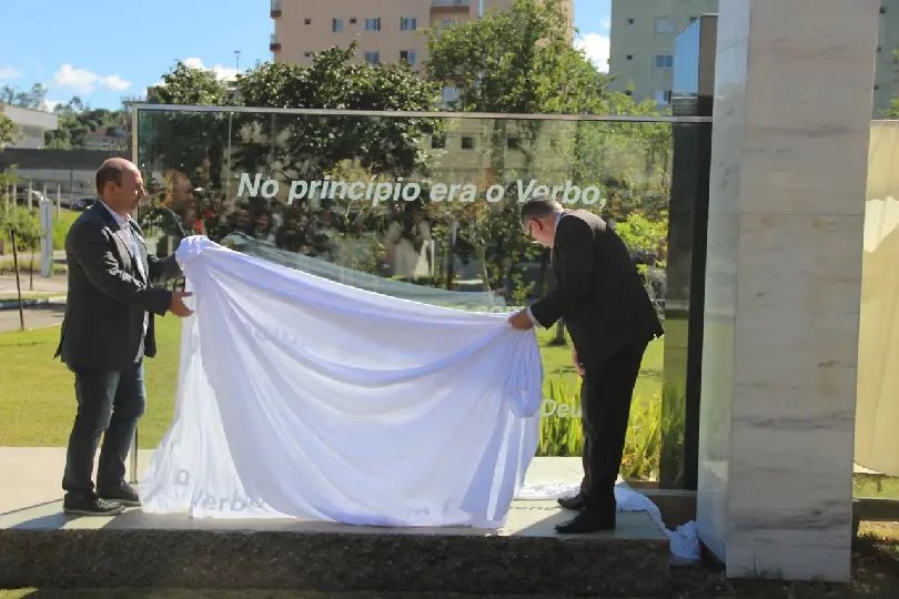Monumento à Bíblia é reinaugurado na Praça Sesquicentenário