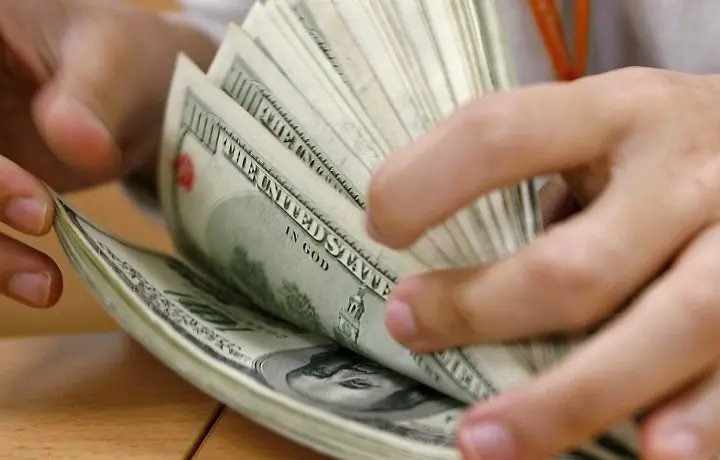 Dólar tem maior queda diária em um ano e meio