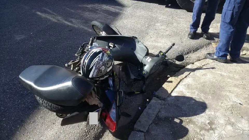 Motociclista é levada para o hospital após colisão