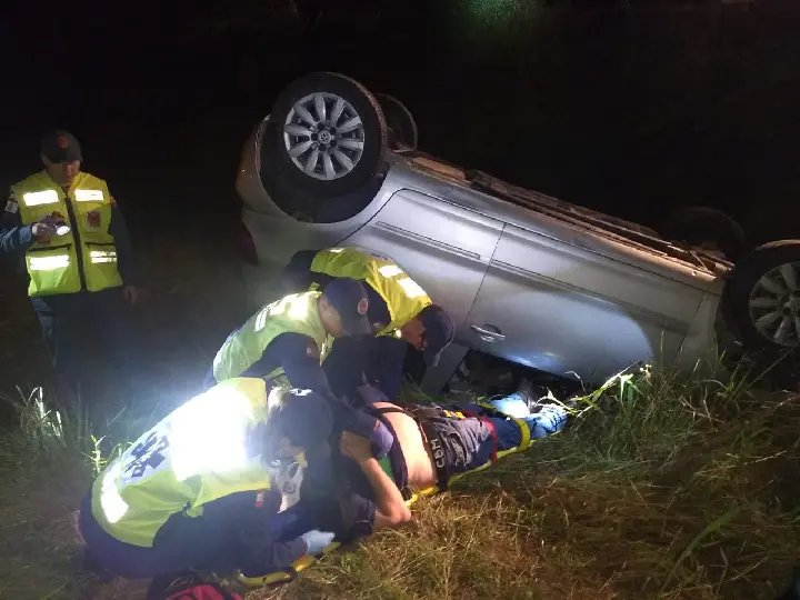 Motorista perde controle e capota o carro no bairro Limeira